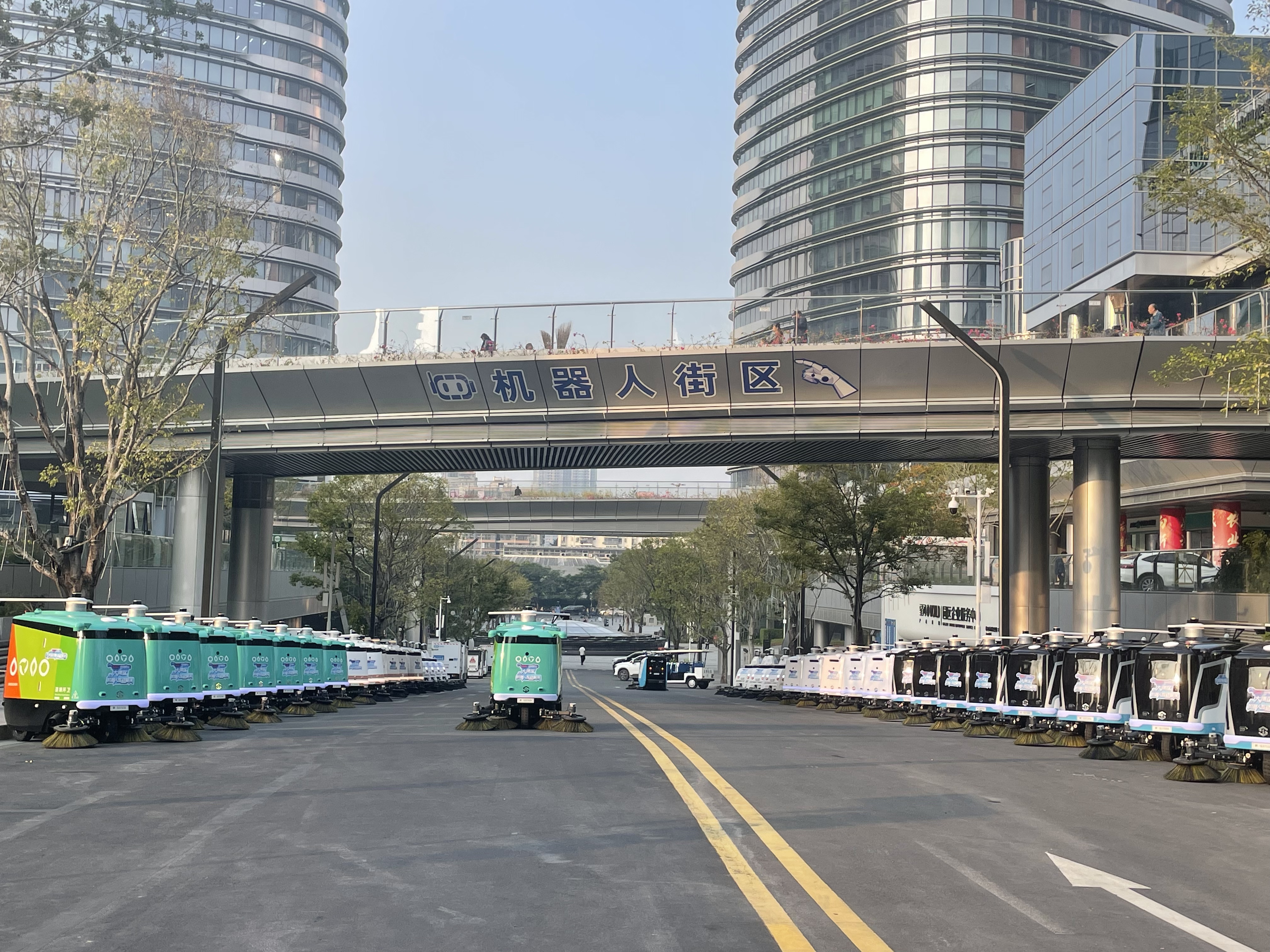 赛特智能百台环卫机器人助阵央视总台深圳机器人互动展演